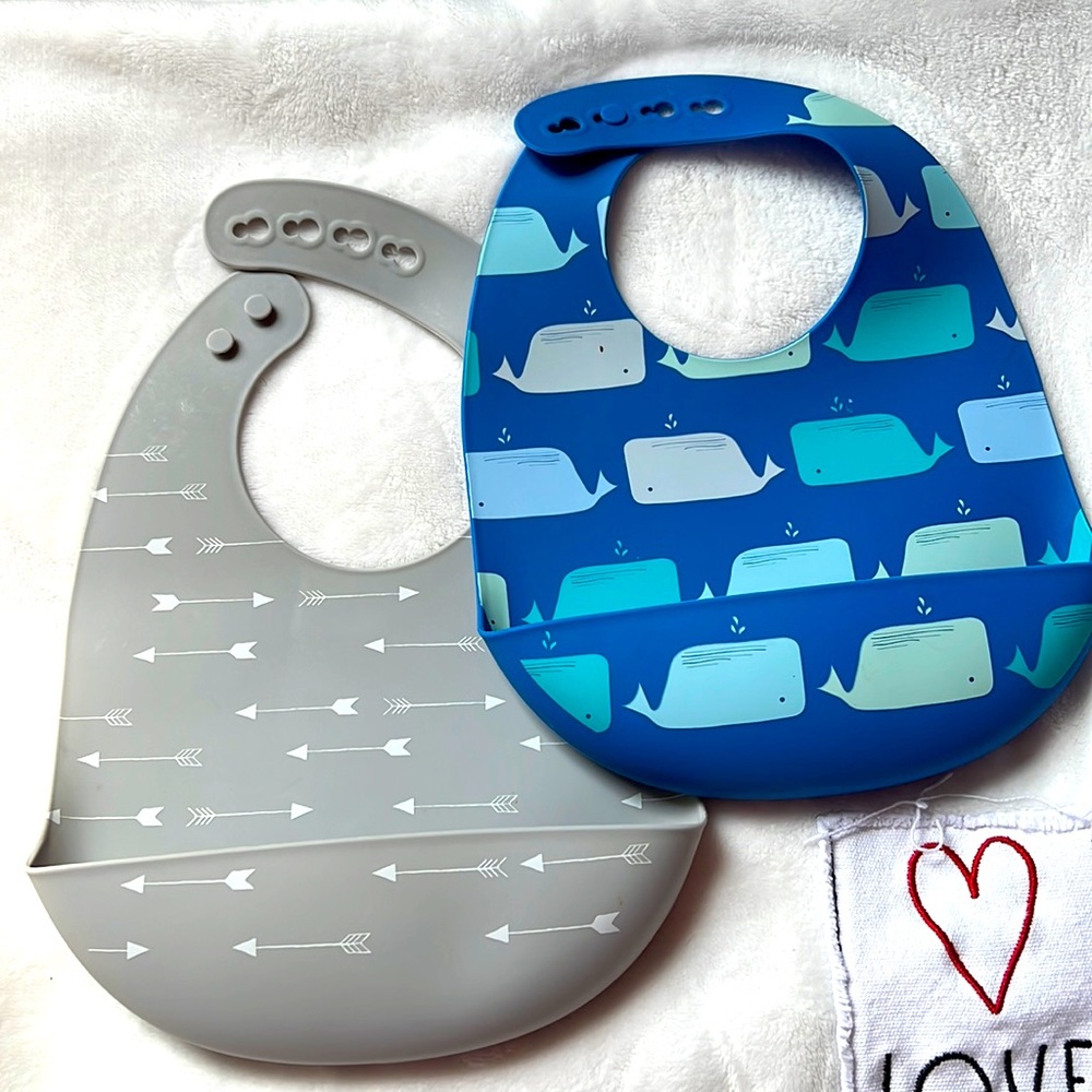 SILICONE BIBS. Easy to clean, food trappers 🥕